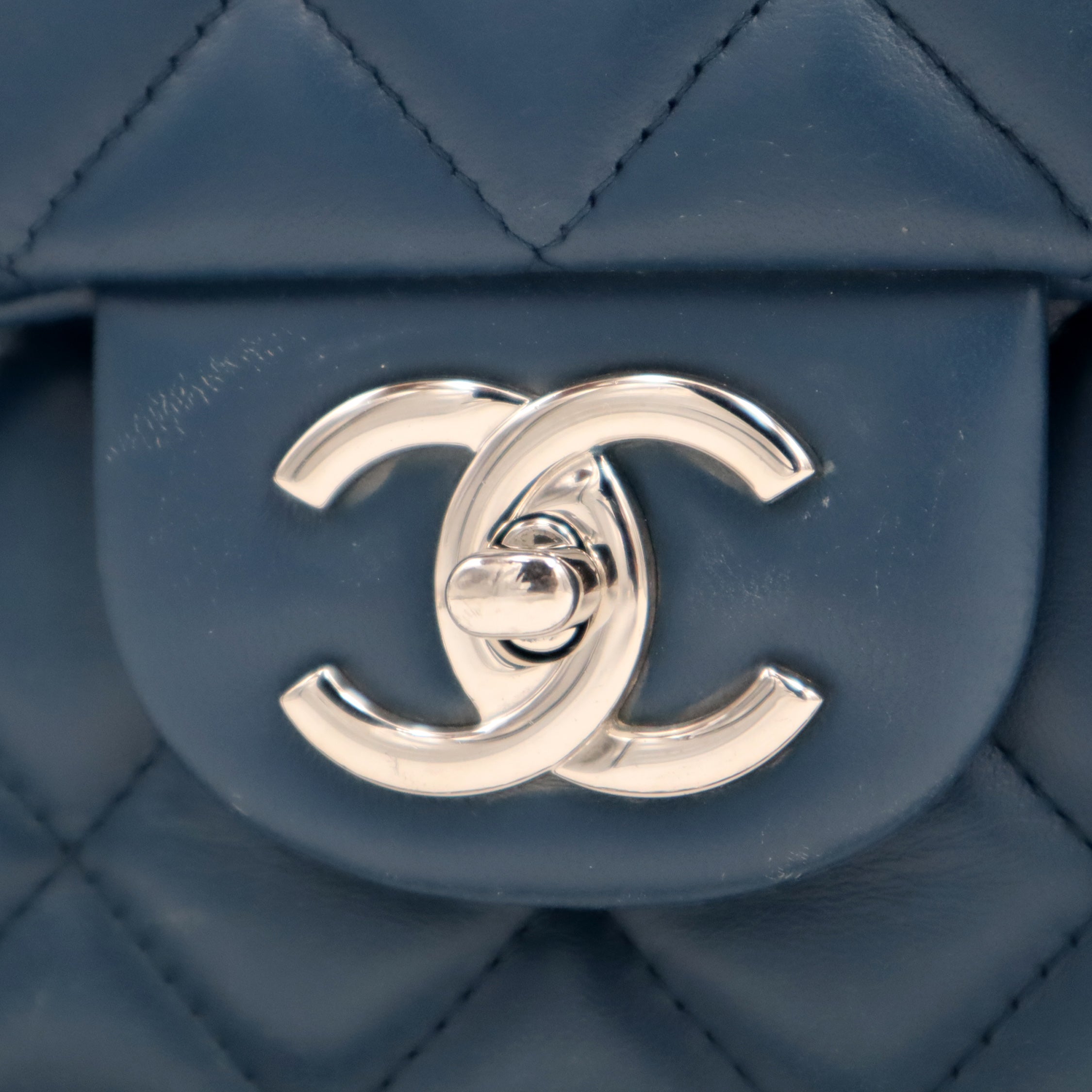 Pre-Owned Chanel Lambskin Quilted Large Double Flap Shoulder Bag 17396439